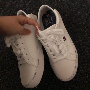 Tommy Hifiger white sneakers